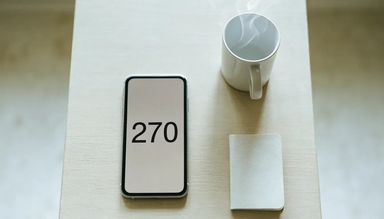 Un documento di identità appoggiato accanto a uno smartphone con un timer sullo schermo, su un tavolo da cucina